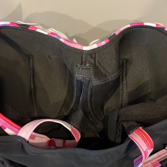 New with tags GOTTEX D cup tankini top with built in cups. Blck & Pink - Picture 3 of 4